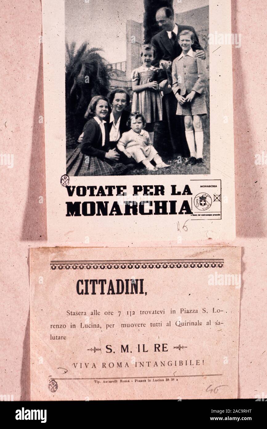 Umberto di Savoia, maria jose und die Fürsten in den Gärten des Palazzo del Quirinale, Manifest' für die Monarchie", Bild von Federico patellani, 1946 gestimmt. Stockfoto