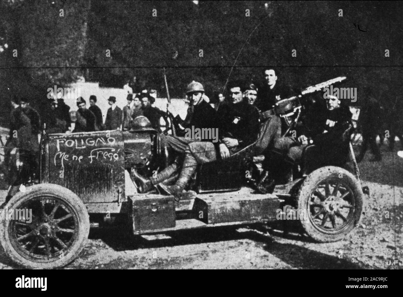 Foligno Auto, das Team 'Me ne Fries' der Faschisten von foligno mit einem Auto mit einem Maschinengewehr ausgestattet Stockfoto