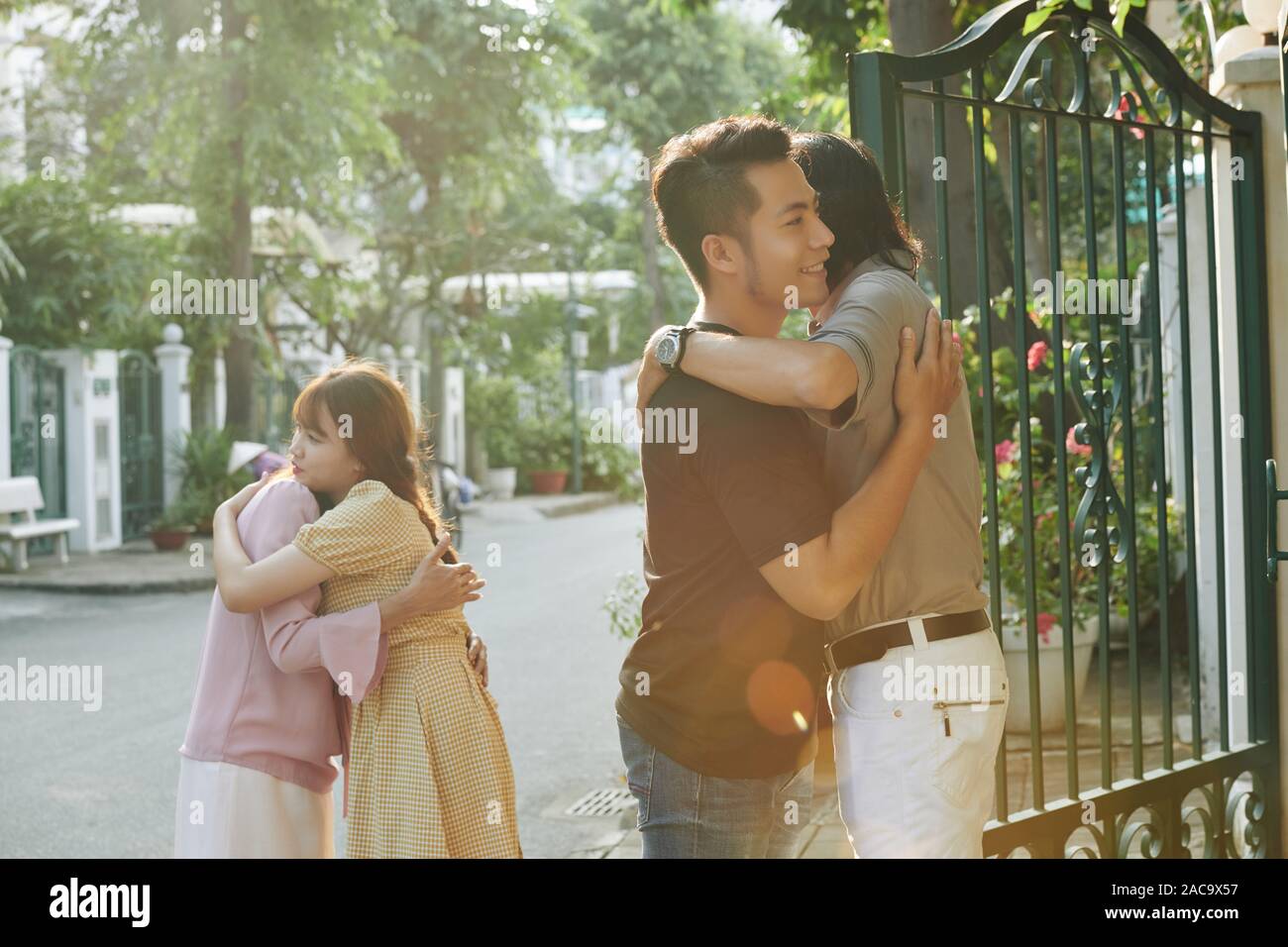 Vietnamesische jungen Menschen umarmen ihre Eltern beim Verlassen der Heimat Stockfoto