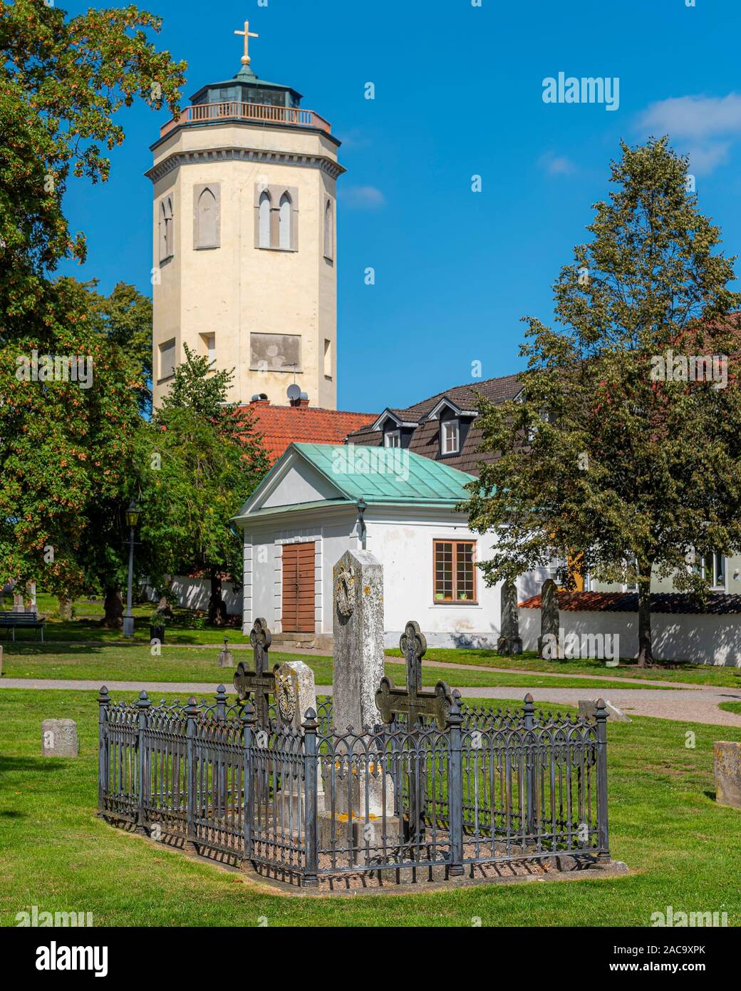 KARLSHAMN, Schweden - 24 AUGUST, 2019: Die Kirche wurde 1680-1702 erbaut. Hier ist eines der Gräber auf dem Hof. Stockfoto