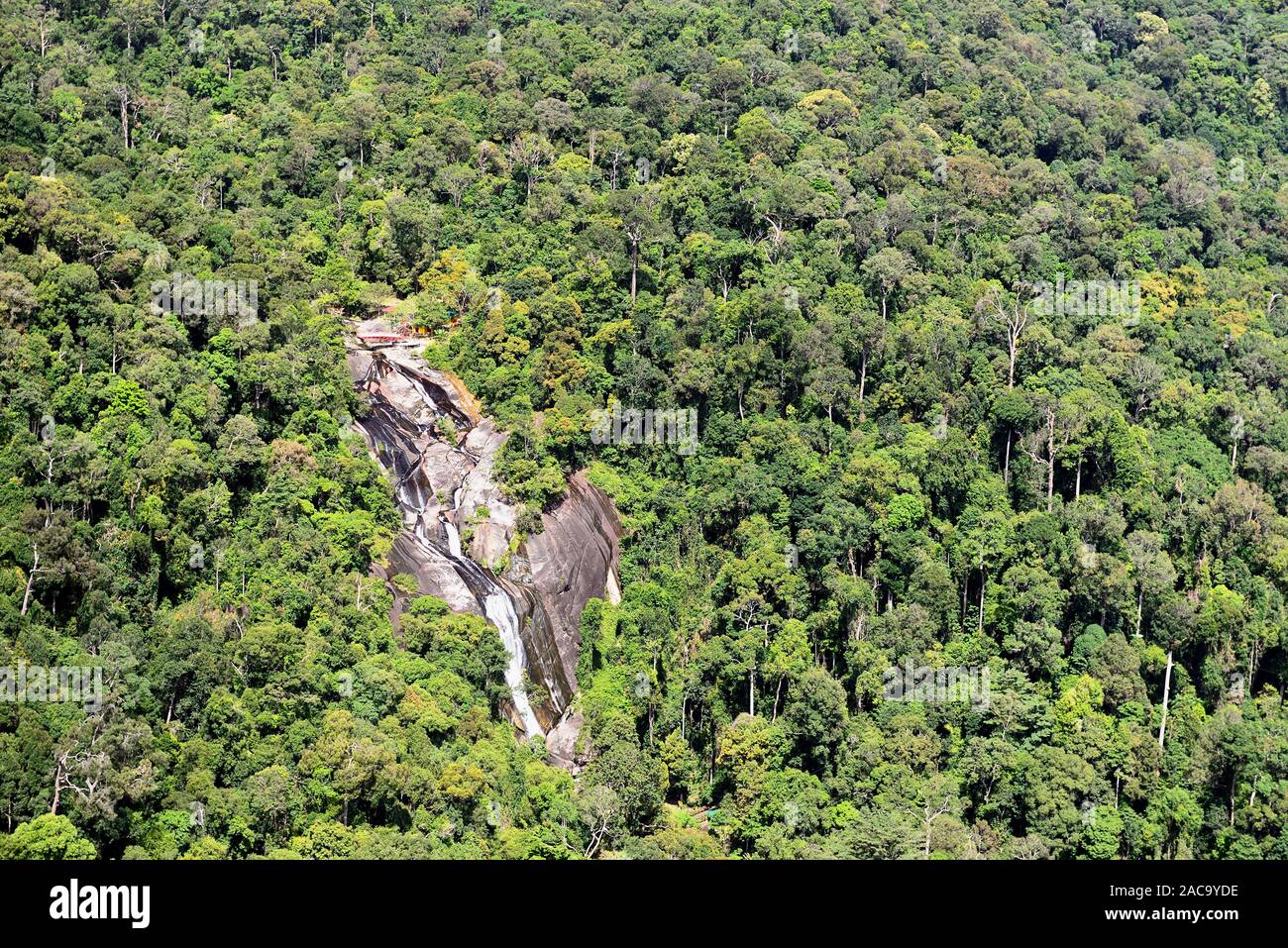 Malaysia, Langkawi Blick aus der Seilbahn auf den Berg Machinchang und Sieben Brunnen Wasserfall Stockfoto