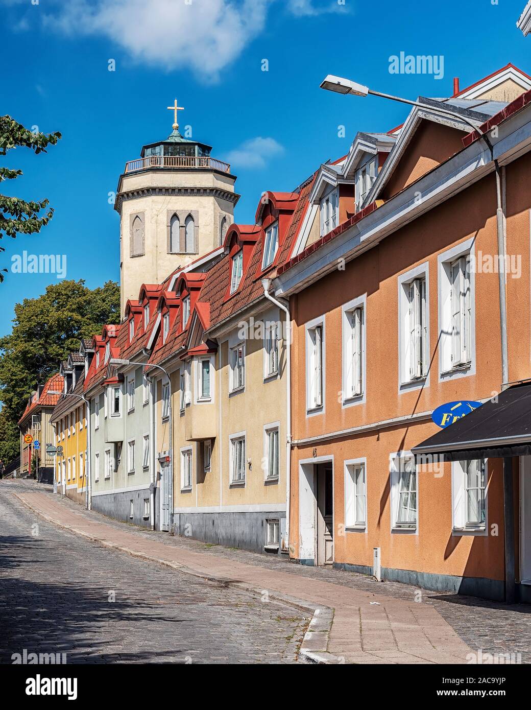 KARLSHAMN, Schweden - 24. AUGUST 2019: Eine typische Straße Blick von der Schwedischen Karlshamn. Stockfoto