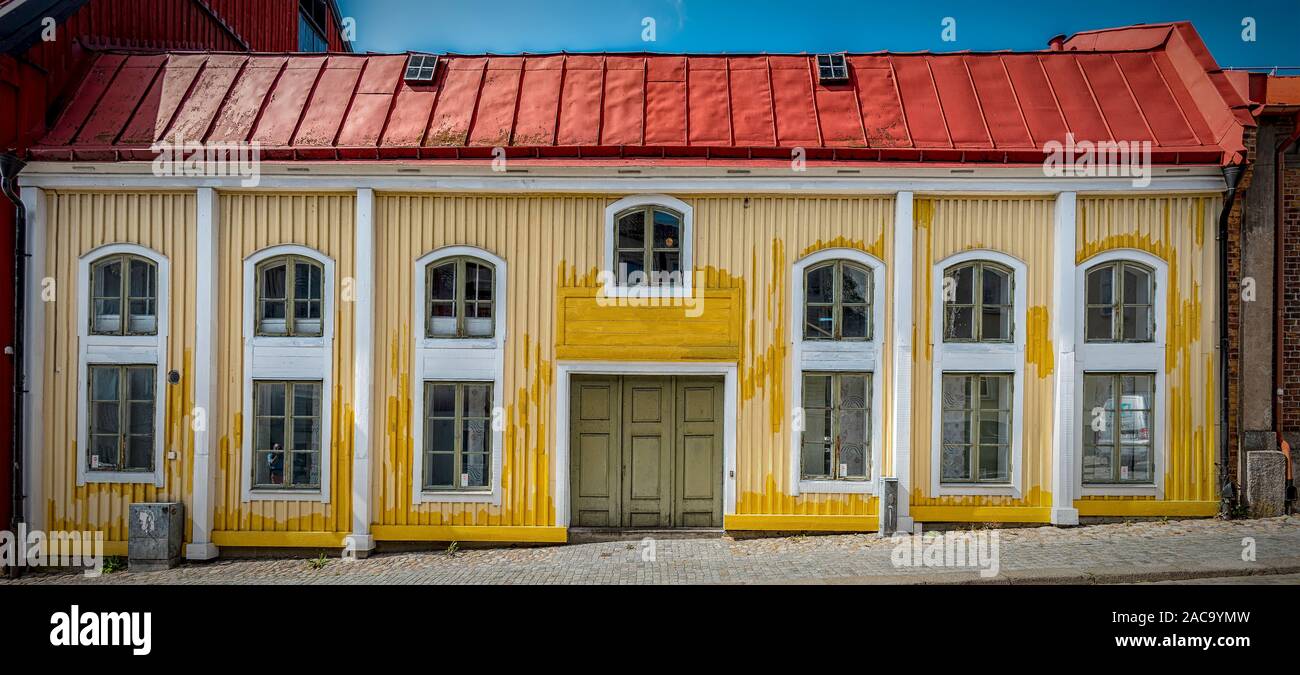 KARLSHAMN, SCHWEDEN - August 24, 2019: Ein typischer Holz- Stadthaus aus dem Schwedischen Karlshamn. Stockfoto