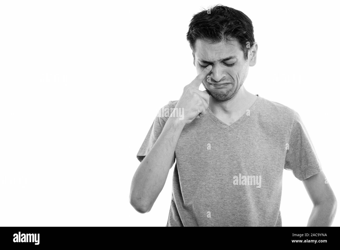 Studio shot der traurige junge Mann weinen Stockfoto