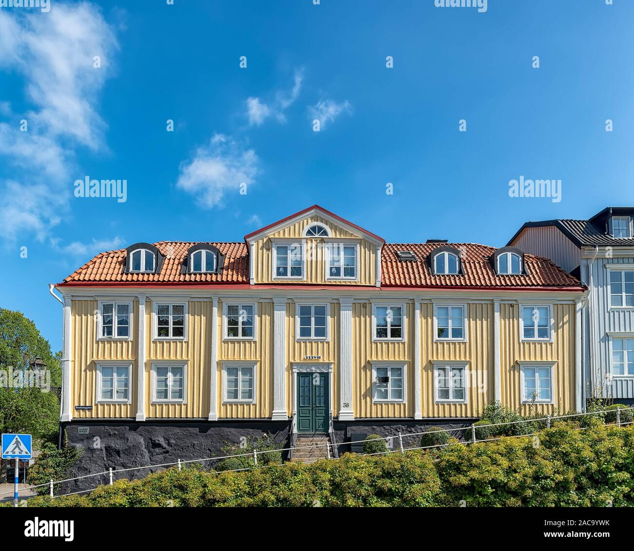 KARLSHAMN, SCHWEDEN - August 24, 2019: Ein typischer Holz- Stadthaus aus dem Schwedischen Karlshamn. Stockfoto