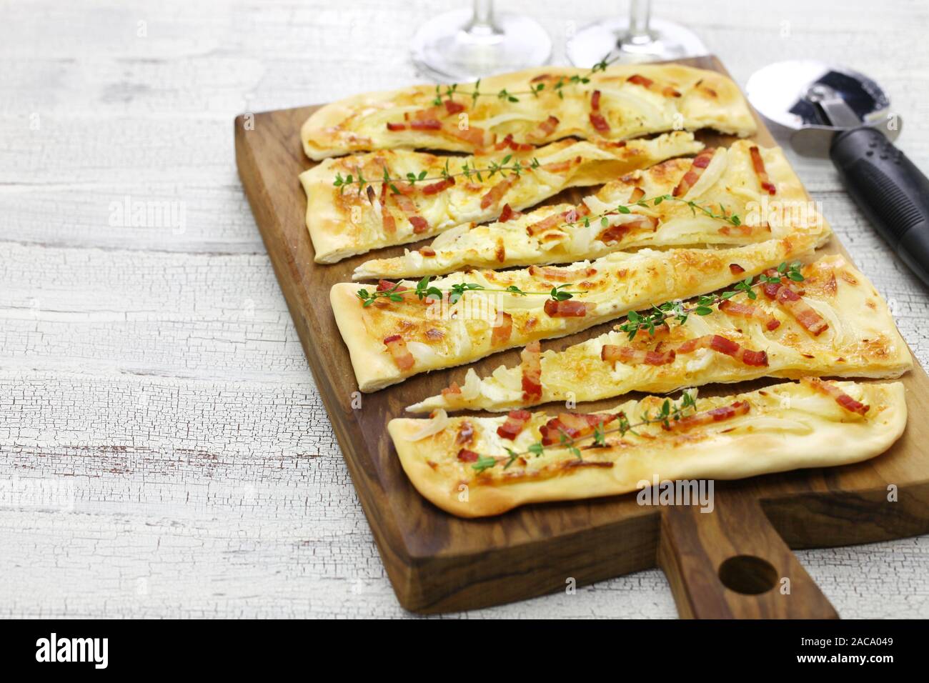 Traditionelle elsässische Torte, Torte flambiert, Flammkuchen, Speck Zwiebeln Frischkäse pizza Stockfoto