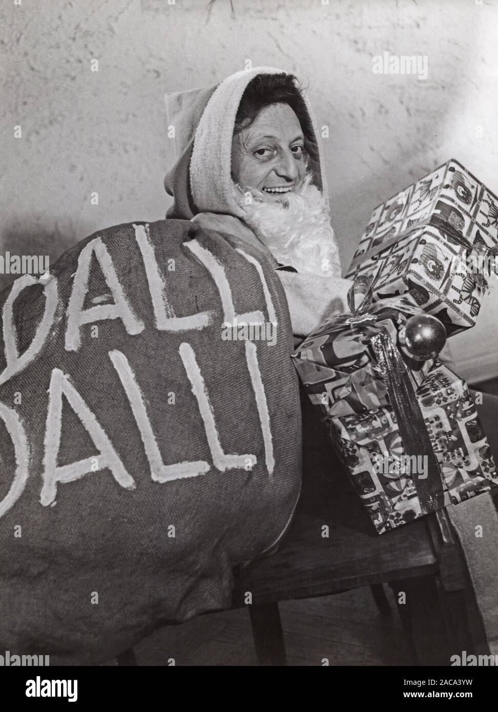 Hans Rosenthal, deutscher Entertainer und Moderator, als Weihnachtsmann