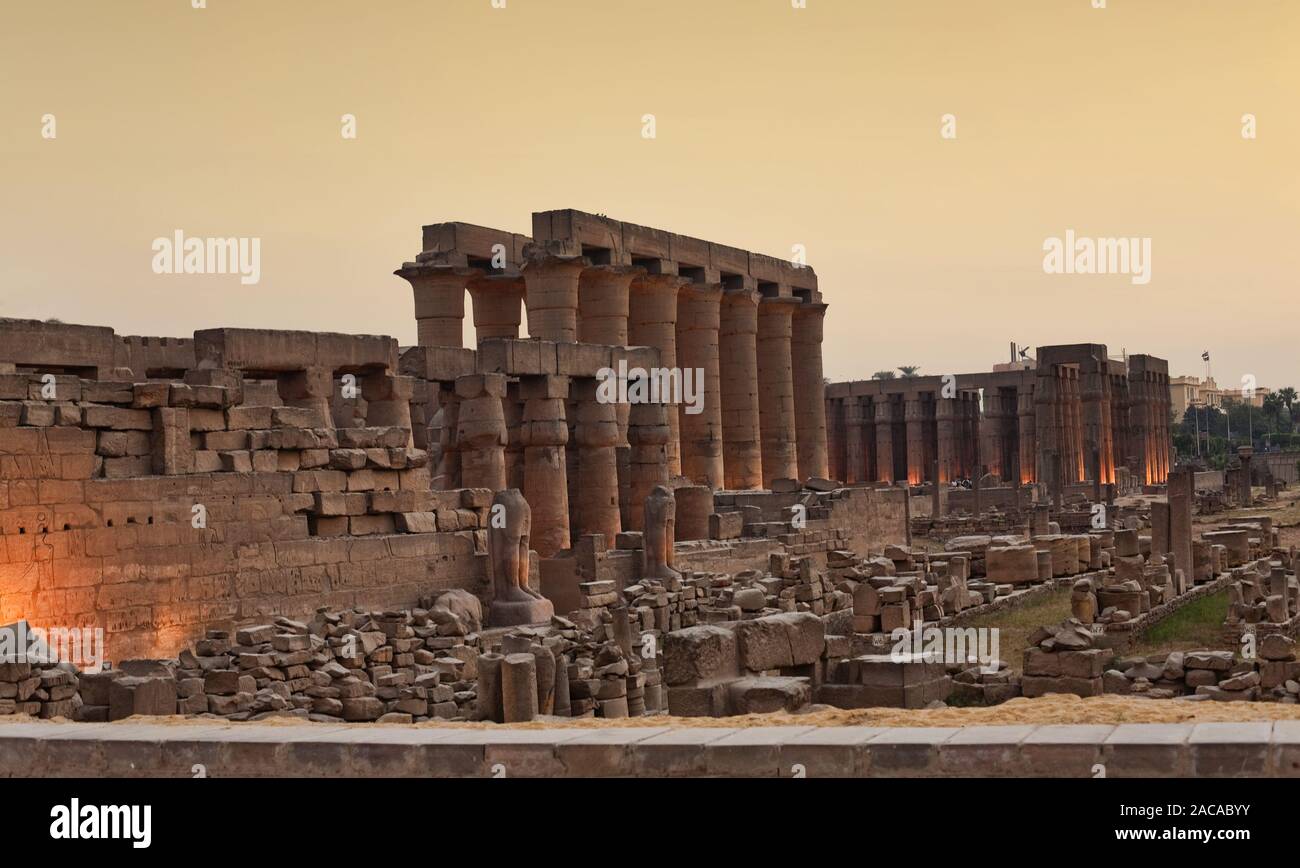 Der Tempel von Luxor am Abend Stockfoto