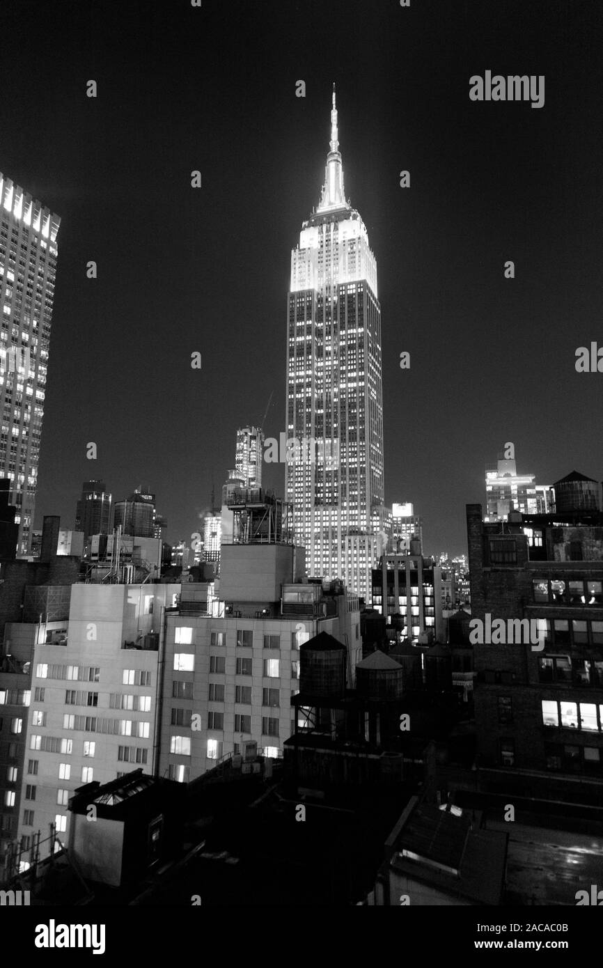 Empire State Building fotografiert von der Spyglass Bar auf der Dachterrasse, Archer Hotel, New York City, Vereinigte Staaten von Amerika. Stockfoto