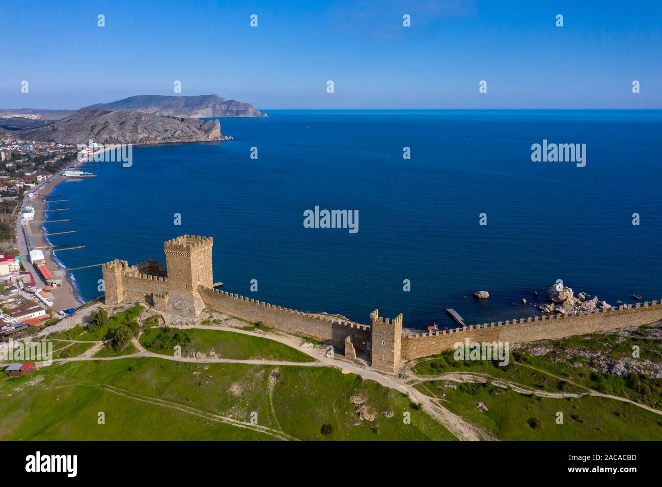 Genueser Festung in Perugia, Krim. Antenne drone erschossen. Kap Alchak und Kap Meganom sind sichtbar am Horizont Stockfoto