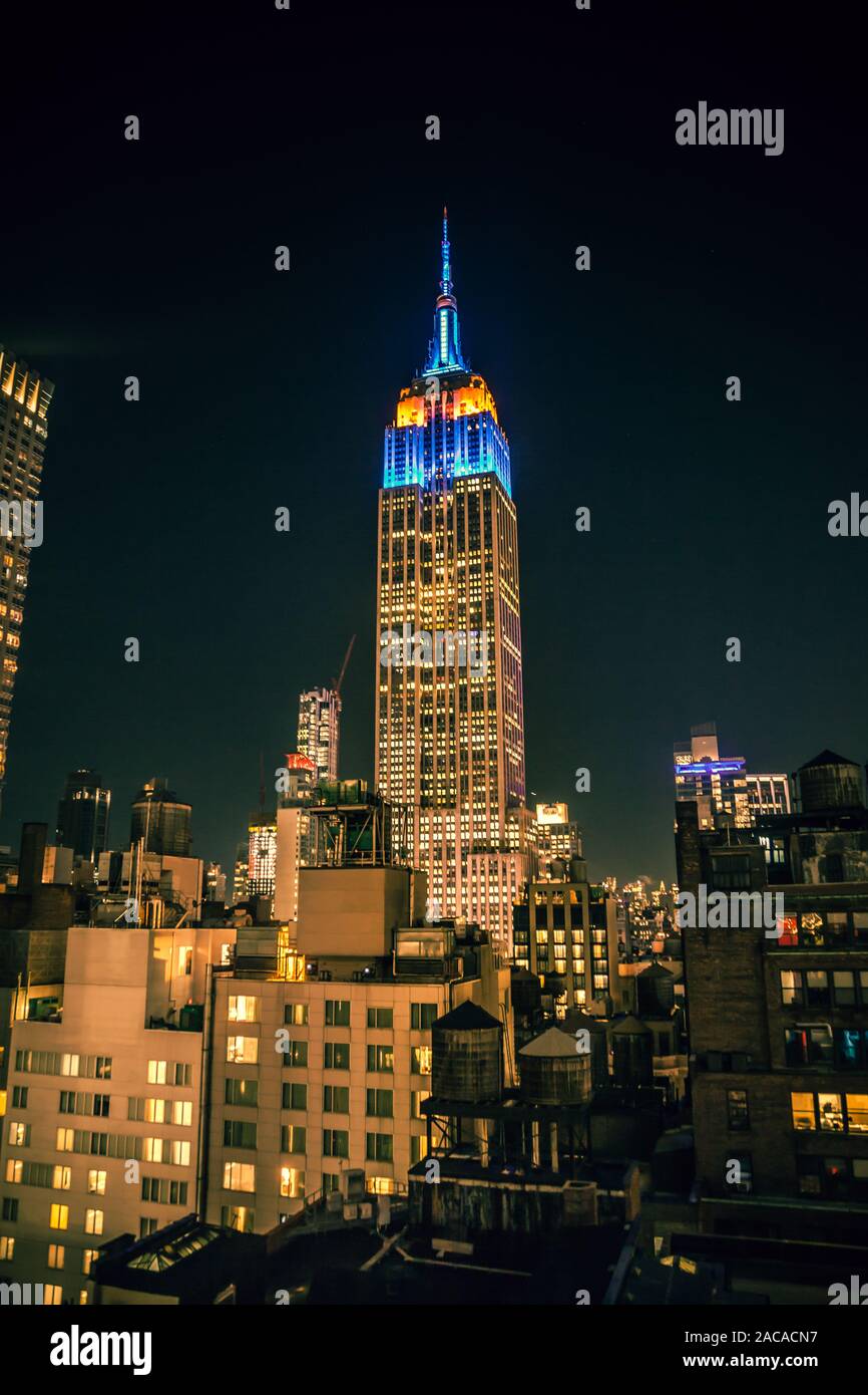 Empire State Building fotografiert von der Spyglass Bar auf der Dachterrasse, Archer Hotel, New York City, Vereinigte Staaten von Amerika. Stockfoto