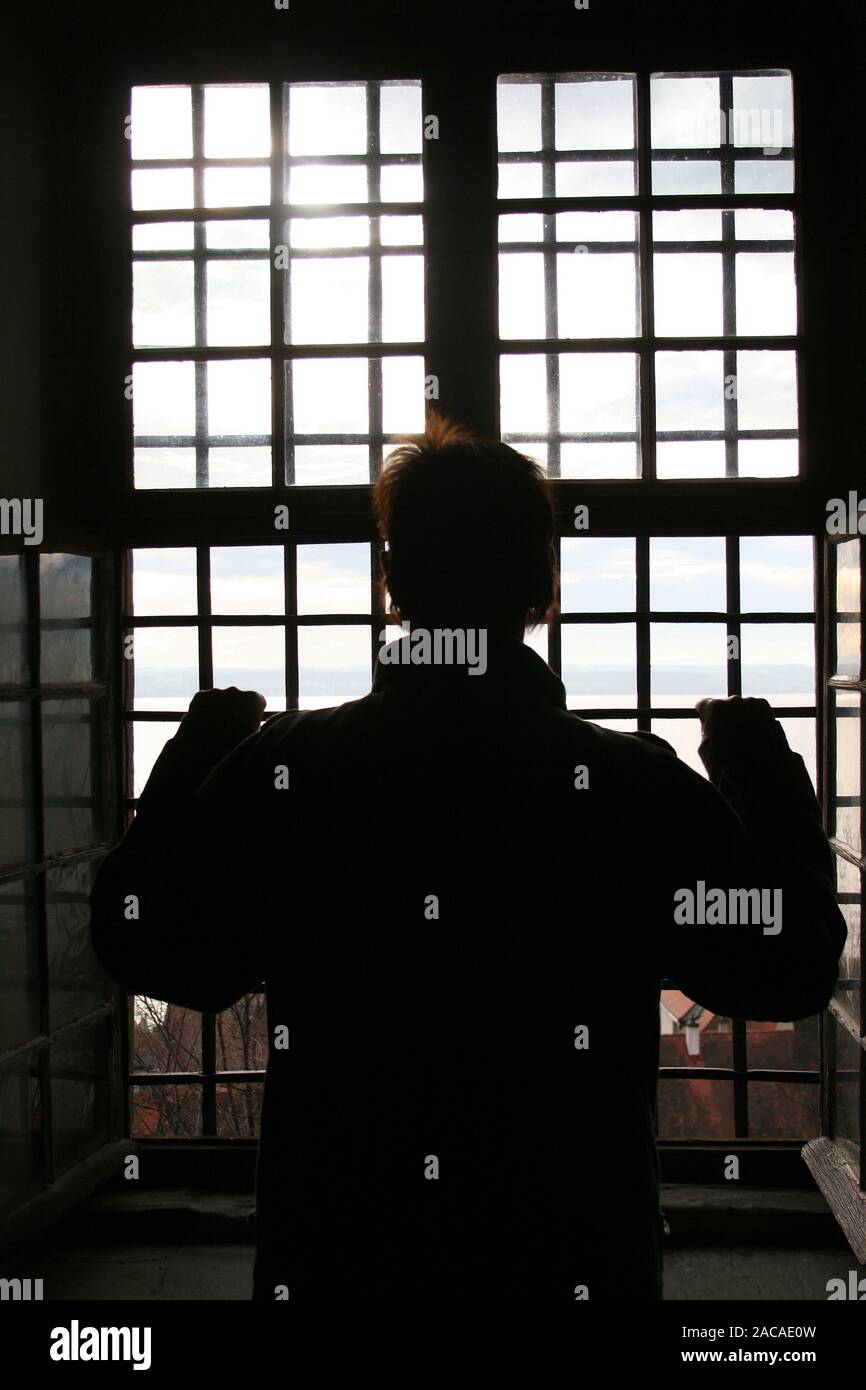 Hinter Gitter - Inhaftierter Stockfoto