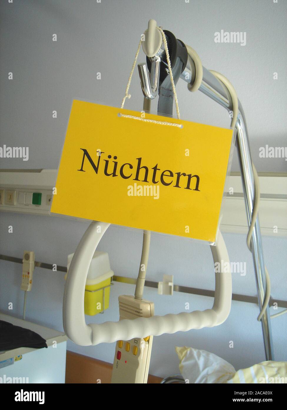 Nüchtern Zeichen auf einem Krankenhausbett Stockfoto