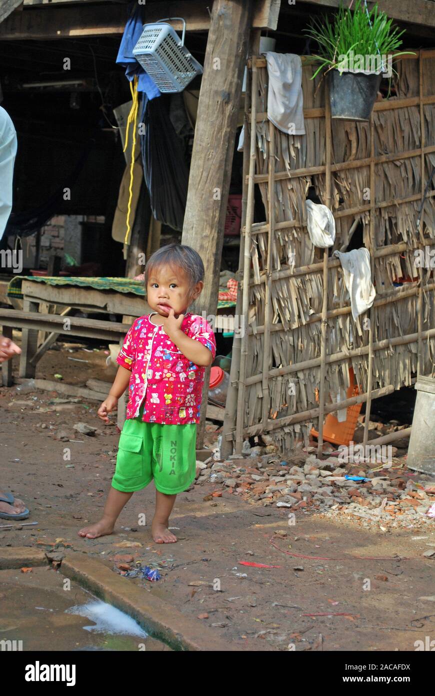 Wenig kambodschanischen Junge in einem Slum, Siem Reap, Kambodscha, Asien Stockfoto