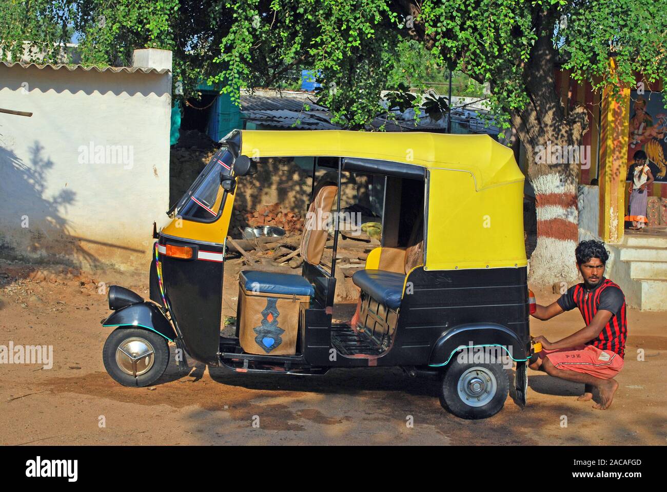 Tuk Tuk mit Fahrer in Indien, Asien Stockfoto