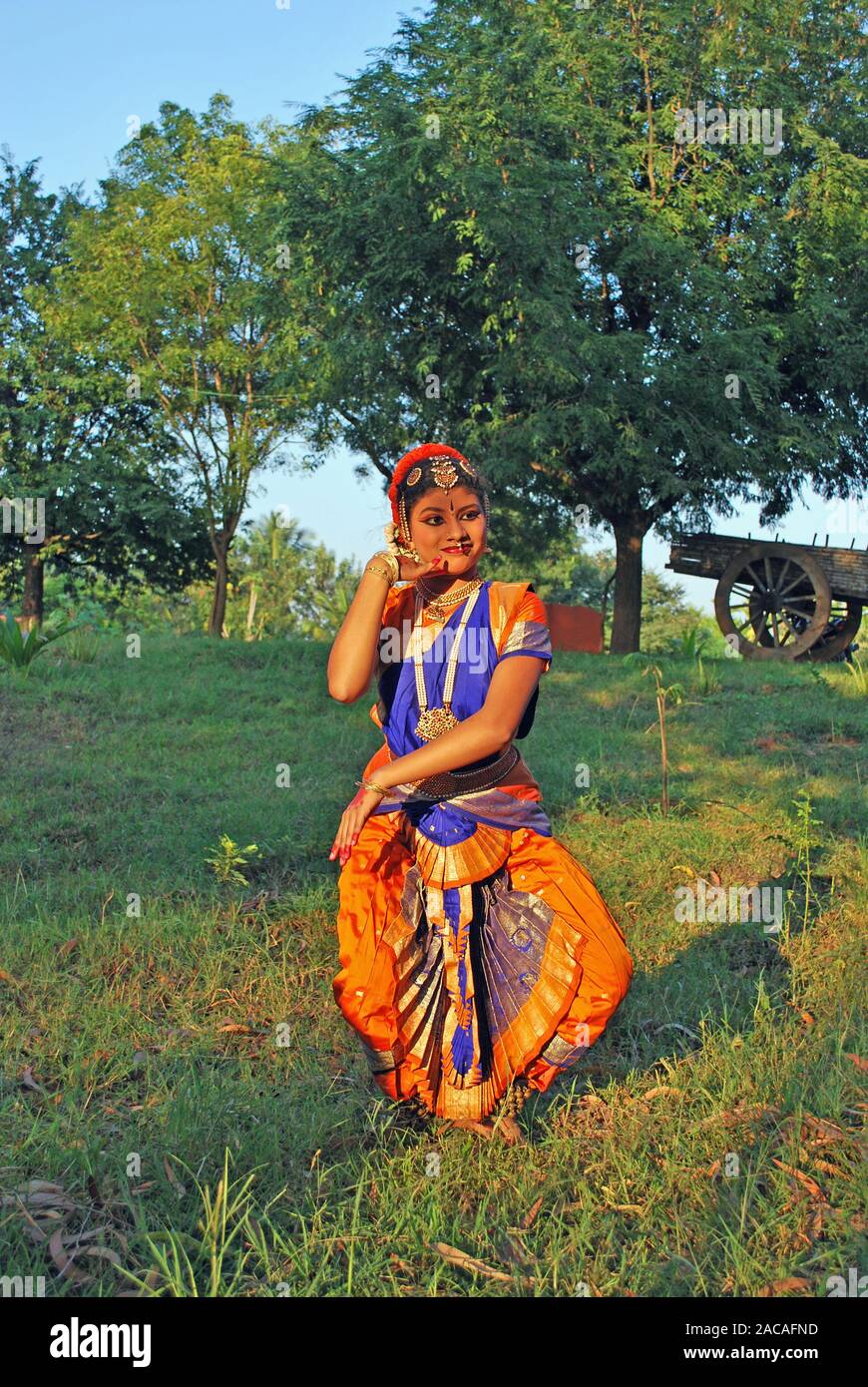 Indische Tänzerin in traditioneller Kleidung Stockfoto