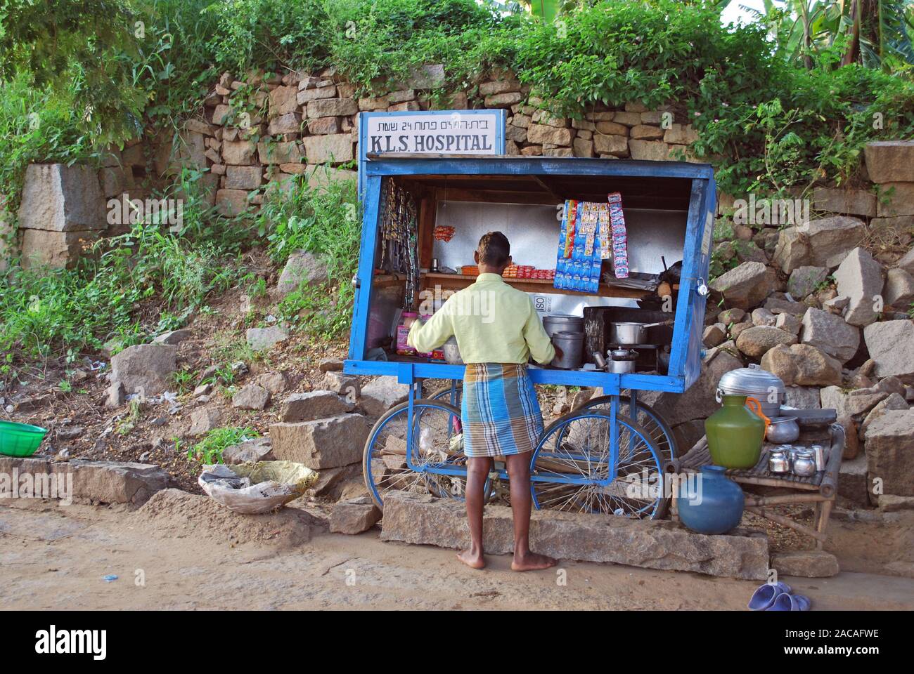 Inder Handel Arzneimittel auf den Straßenrand, Hampi, Indien, Asien Stockfoto