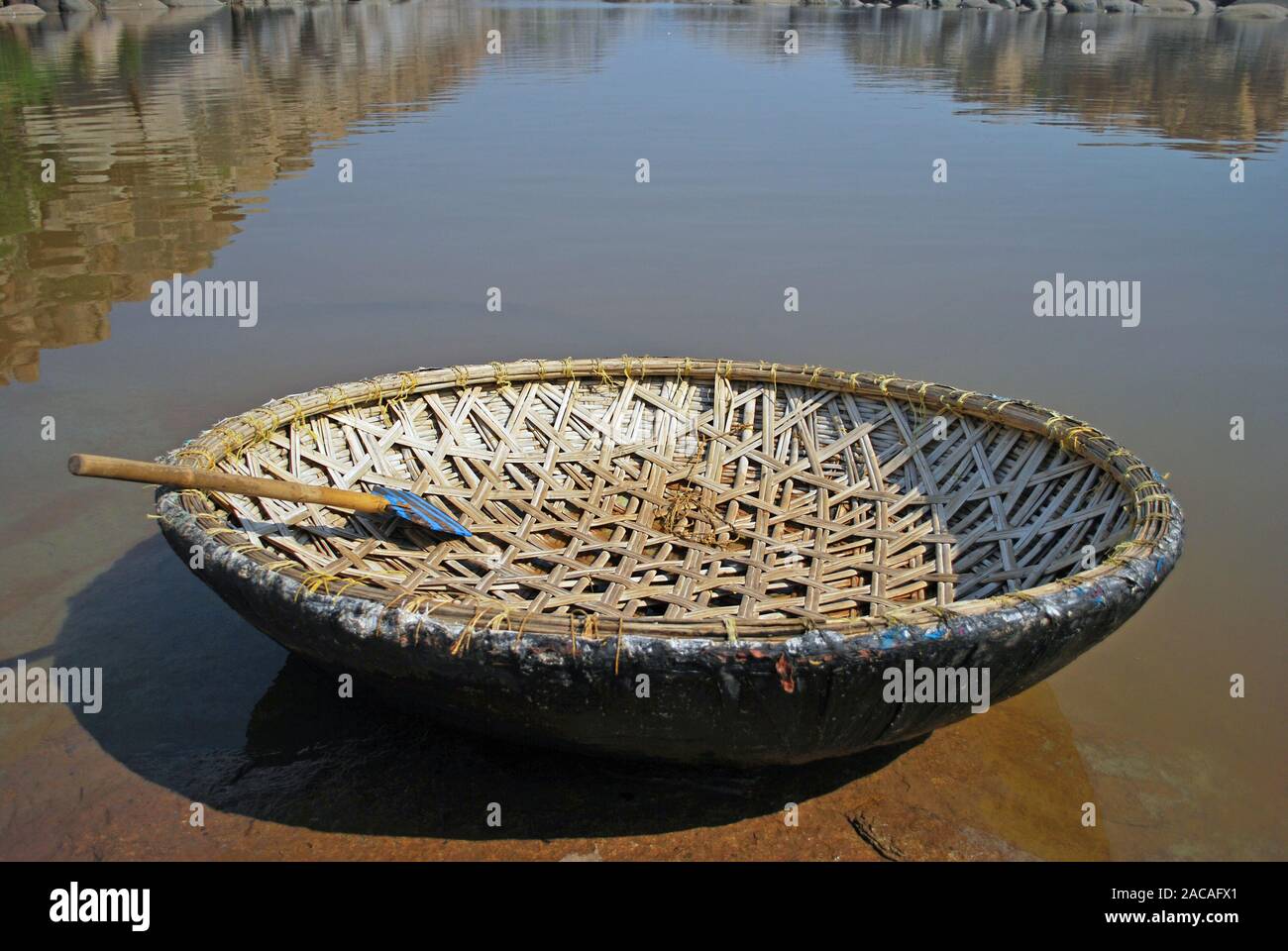 Warenkorb Boote (coracle) auf dem Tungabhadra in Hampi, Karnataka, Südindien, Asien Stockfoto