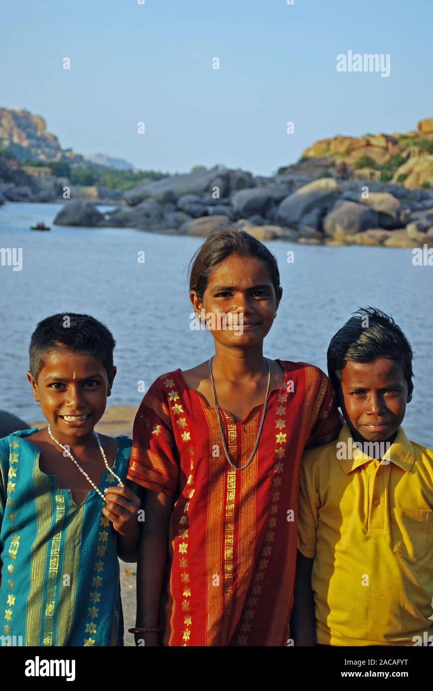 Kinder im Fluss Tungabhadra in Hampi, Indien, Asien Stockfoto