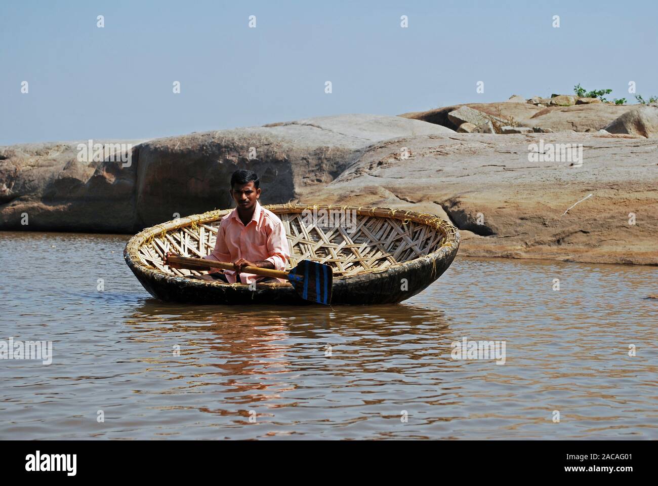 Warenkorb Boote (coracle) auf dem Tungabhadra in Hampi, Karnataka, Südindien, Asien Stockfoto