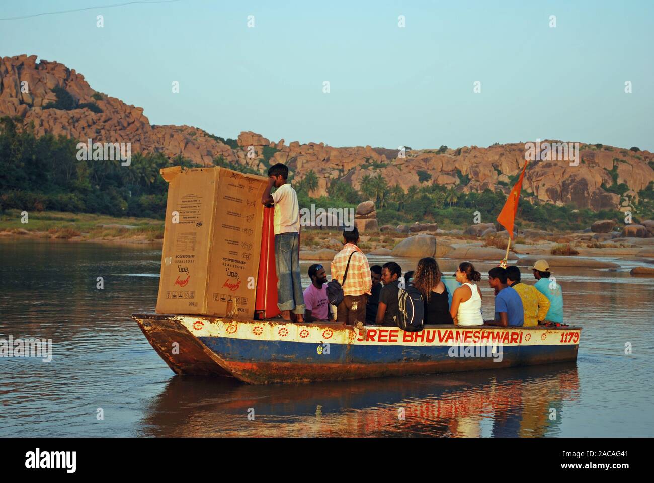 Fähre transportiert Menschen und einen Kühlschrank auf der Tungabhadra, Hampi, Karnataka, Südindien, Asien Stockfoto