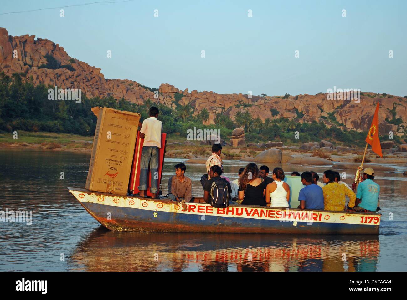 Fähre transportiert Menschen und einen Kühlschrank auf der Tungabhadra, Hampi, Karnataka, Südindien, Asien Stockfoto