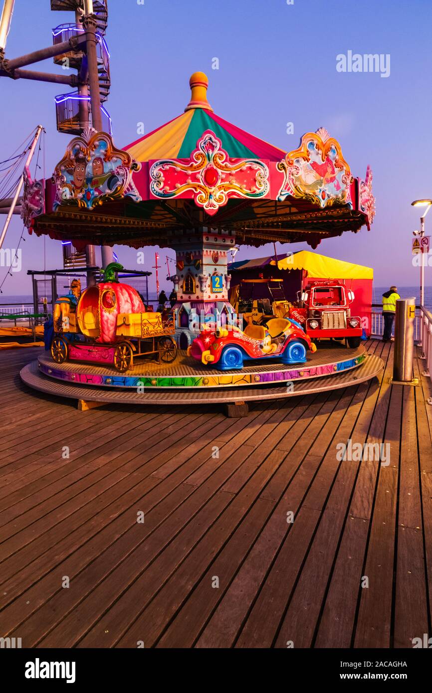 England, Dorset, Bournmouth, bournmouth Pier, Abendlicher Blick von Pier Karussell Stockfoto