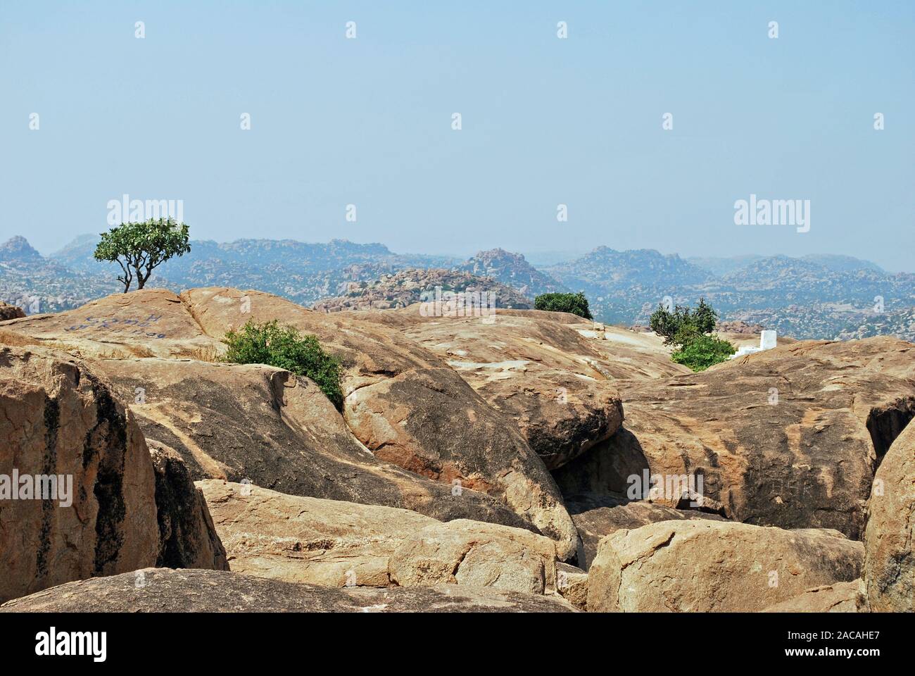 Blick vom Hügel zu Anjenari Granitfelsen, Hampi, Karnataka, Indien, Südasien Stockfoto