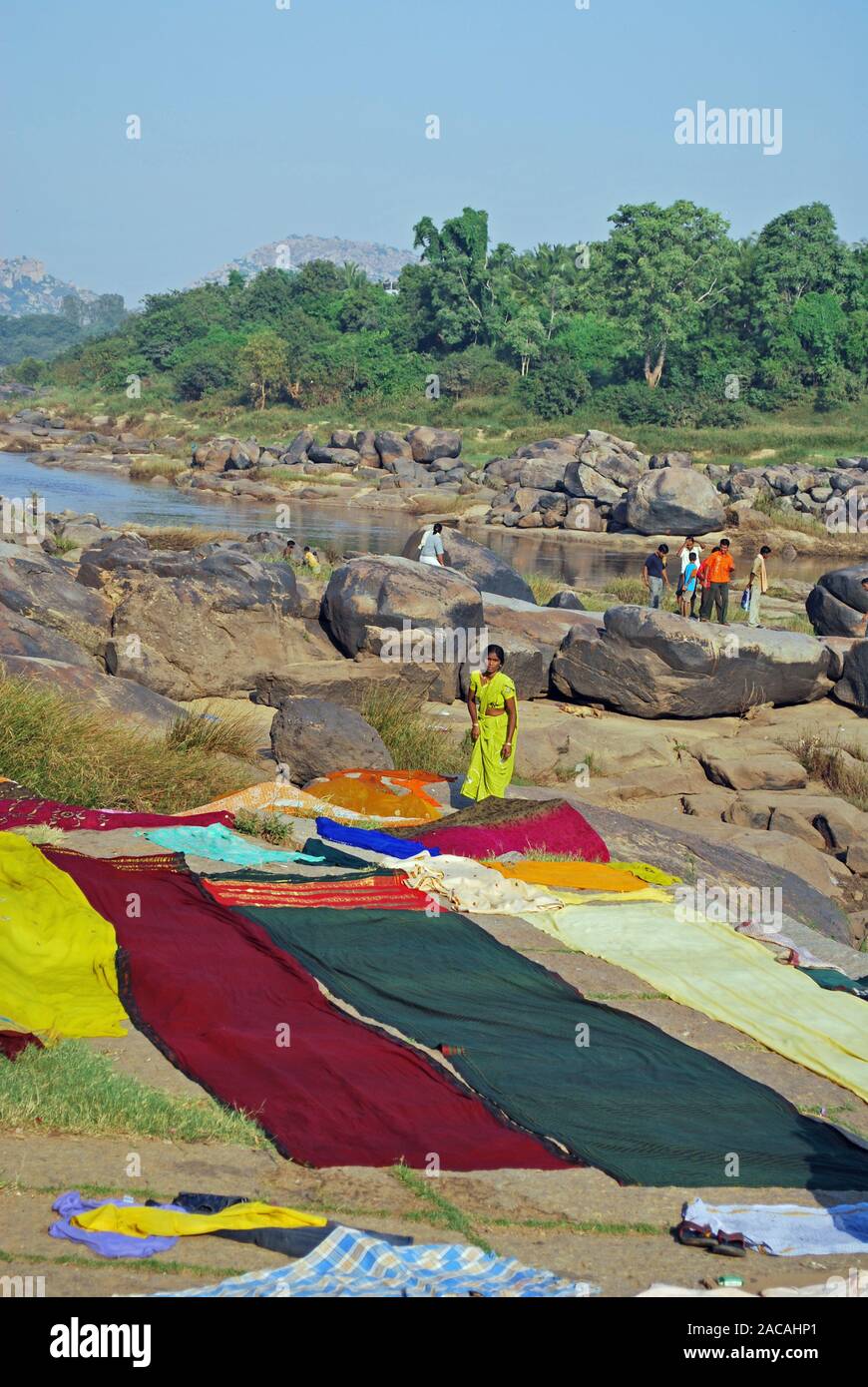 Indische trocknet Saris am Fluss Tungabhadra in Hampi, Karnataka, Südindien, Asien Stockfoto