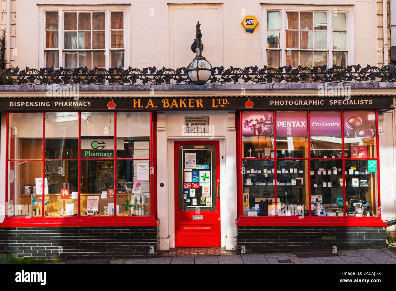 England, East Sussex, Lewes, Shop Fassade von h.a. Baker Ltd, Apotheke und fotografische Spezialisten Stockfoto