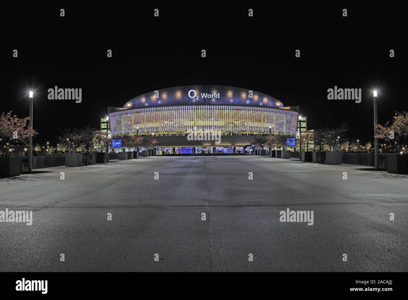 O2 World, eine Mehrzweckhalle für bis zu 17.000 Zuschauer, Berlin, Deutschland, Europa, Night Shot Stockfoto
