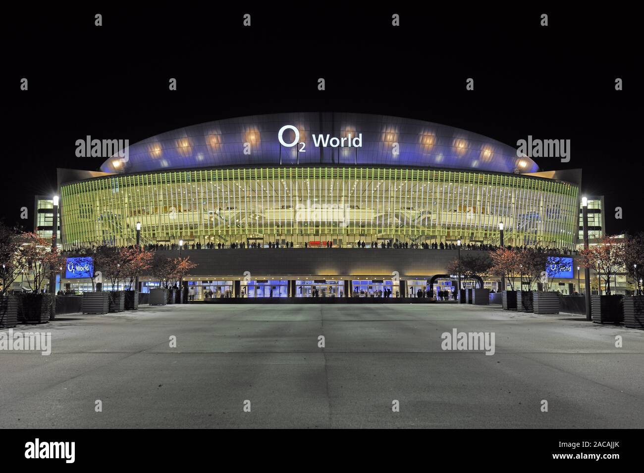 O2 World, eine Mehrzweckhalle für bis zu 17.000 Zuschauer, Berlin, Deutschland, Europa, Night Shot Stockfoto