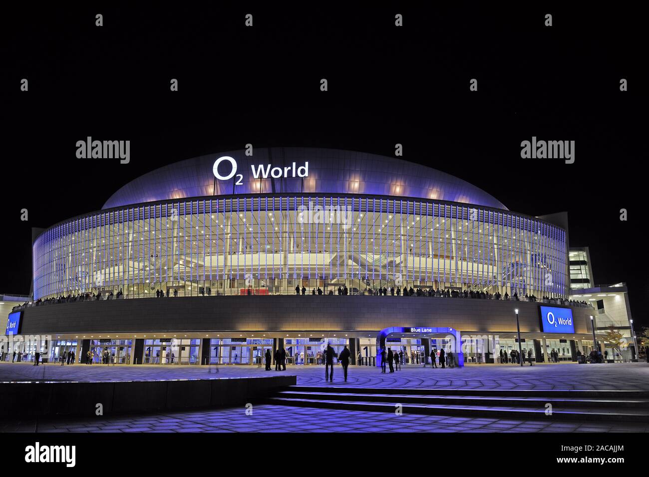 O2 World, eine Mehrzweckhalle für bis zu 17.000 Zuschauer, Berlin, Deutschland, Europa, Night Shot Stockfoto