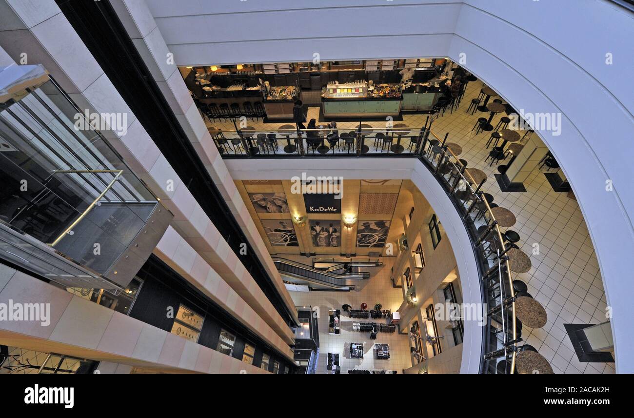 Atrium über 6 Etagen des Berliner Kaufhaus KaDeWe Stockfoto