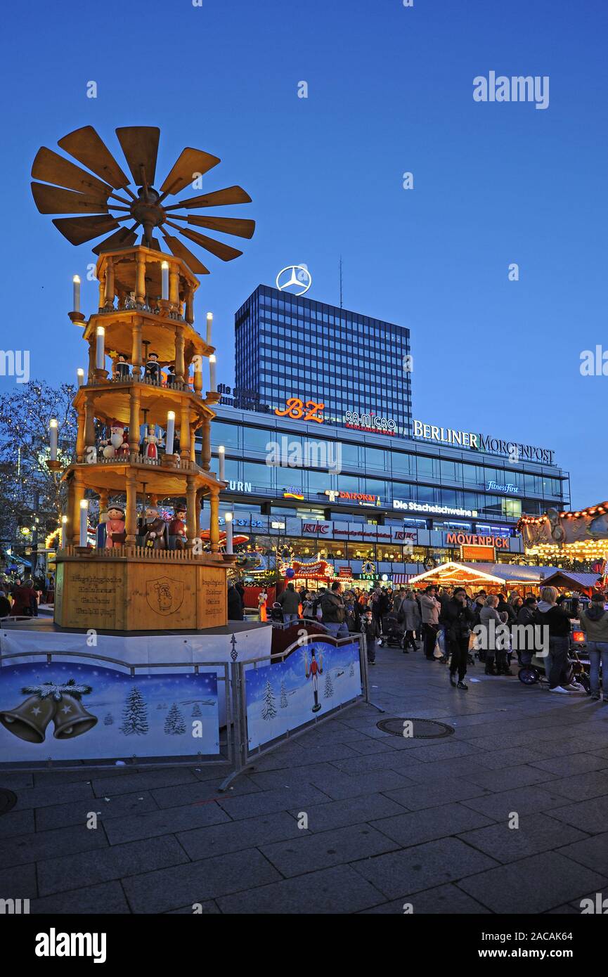 Weihnachtspyramide auf dem Weihnachtsmarkt vor dem Europacenter, Breitscheidplatz, Berlin Stockfoto