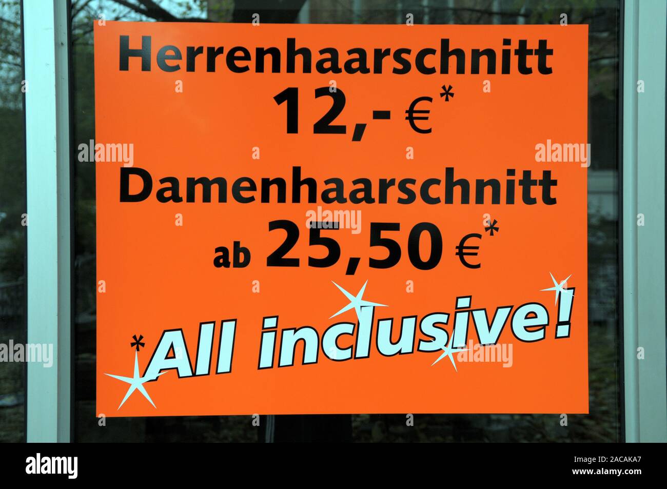 Die Werbung für günstige Haarschnitte zu einem Friseursalon Stockfoto