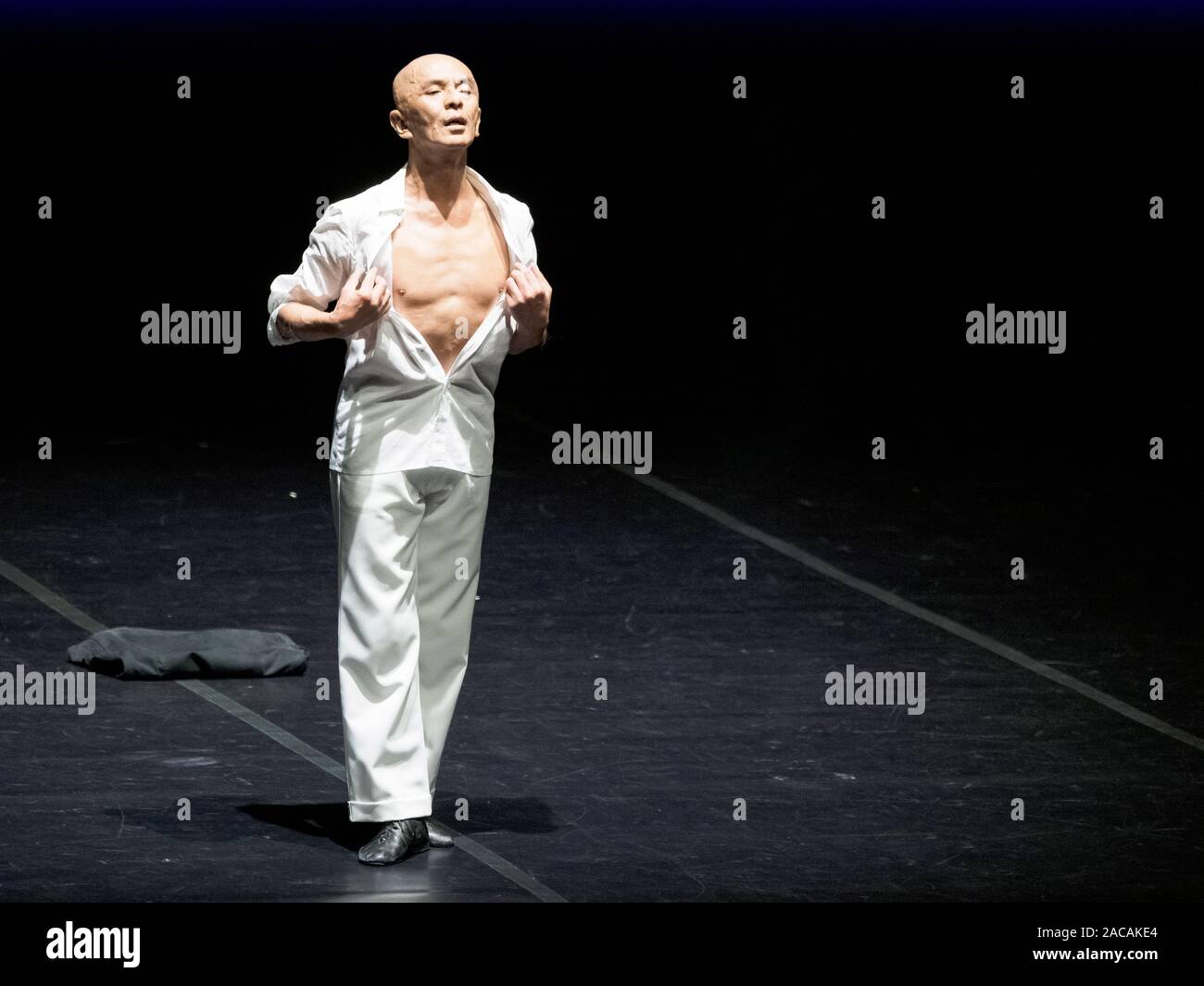 "Idiot" ballettaufführung von Karas Dance Company, Japan (inszeniert und Choreographiert von Saburo Teshigawara) auf der Bühne des A. Bryantsev Jugendtheater p Stockfoto
