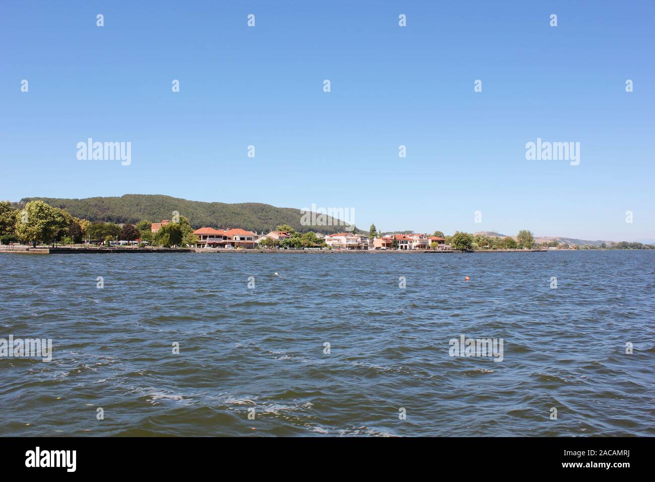 Landschaft des Sees Pamvotida in Ioannina Griechenland Stockfoto
