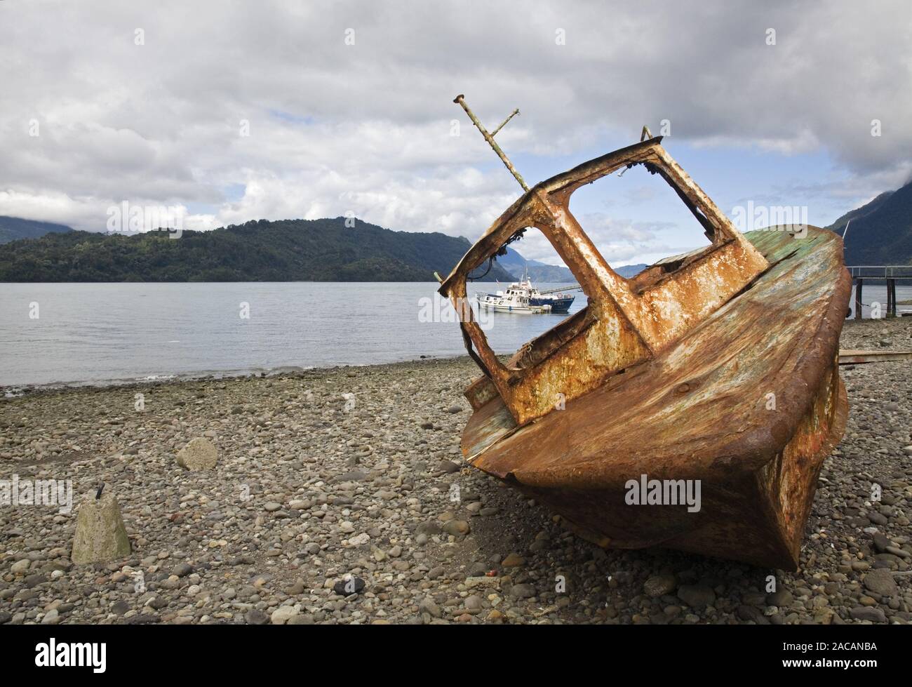 Rusty Boot im Hafen von Hornopirén, Chile, Südamerika Stockfoto