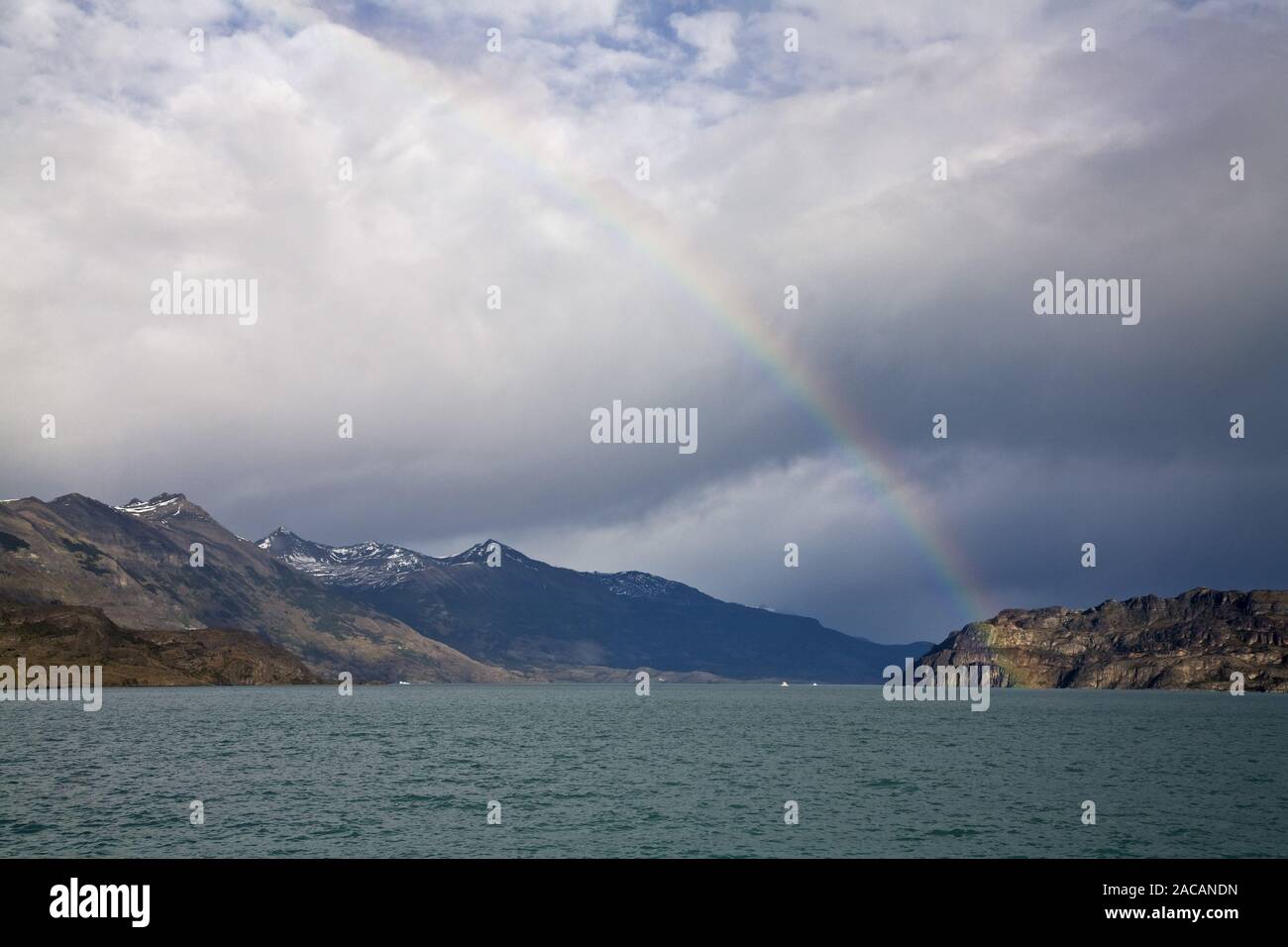 Regenbogen über den Lago Argentino, Parque Nacional Los Glaciares, Argentinien Stockfoto