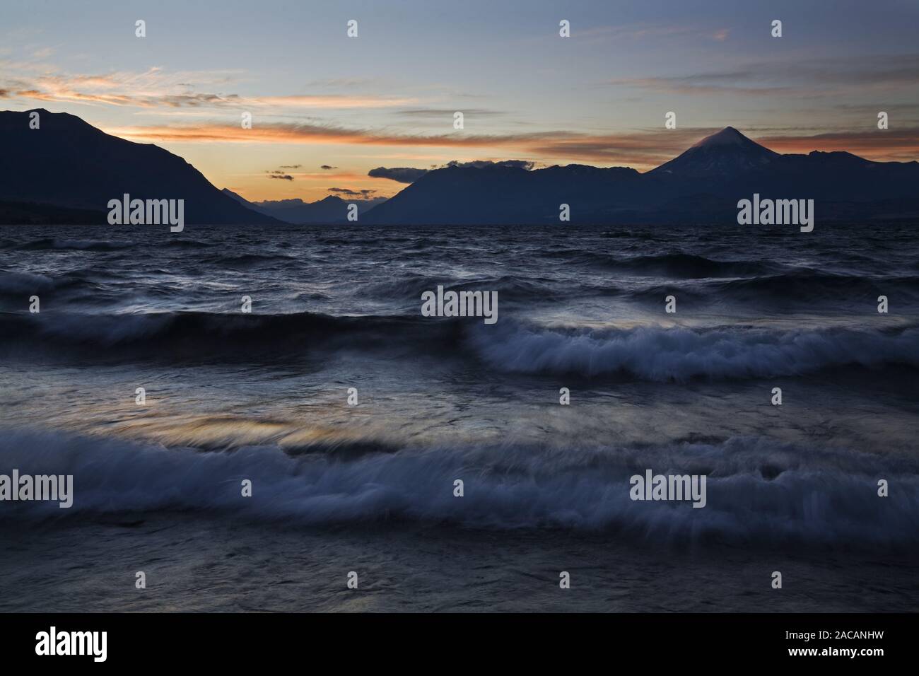 Surfen am See Lago Huechulafquen mit Vulkan Lanin bei Sonnenuntergang, Argentinien, Lago Huechulafquen mit Vulkan Lanin bei Sonnenuntergang Stockfoto