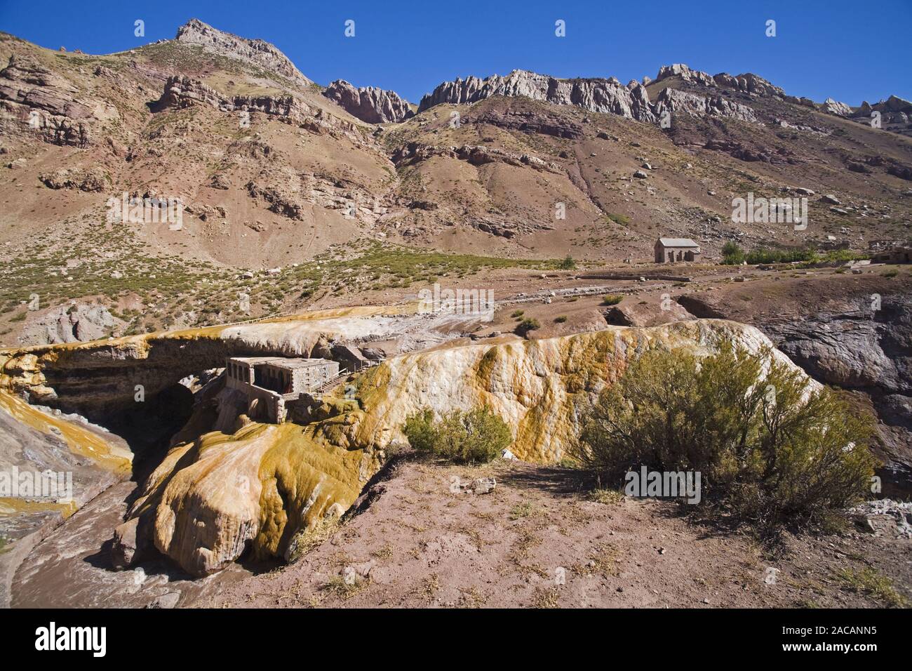 Del Inca mit dem Fluss Rio de las Cuevas, Anden, Argentinien, natürliche Wunder Punte Del Inca con Fluss Rio de las Cuevas, Anden Stockfoto