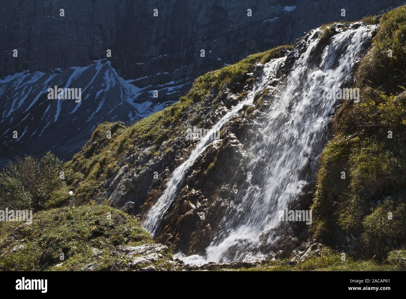 Kleiner Wasserfall auf dem Weg zur Falkenhuette, Ahornboden, Eng, Karwendel, Österreich, Tirol, kleiner Wasserfall, Ahornboden, Karwend Stockfoto