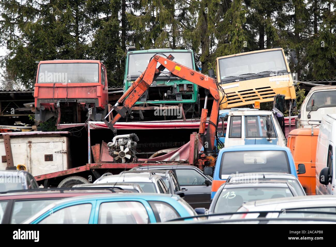 Schrott Autos auf einem Schrottplatz zu verschrottet werden Stockfotografie Alamy
