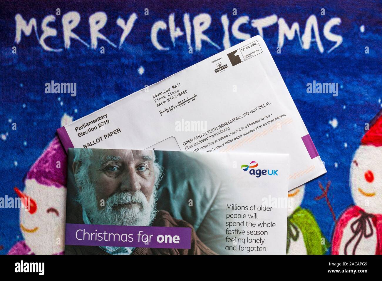Post auf Weihnachten mat einschließlich der parlamentarischen Wahl 2019 Stimmzettel für die bevorstehenden allgemeinen Wahlen und Weihnachten für eine Mail von Age UK Stockfoto
