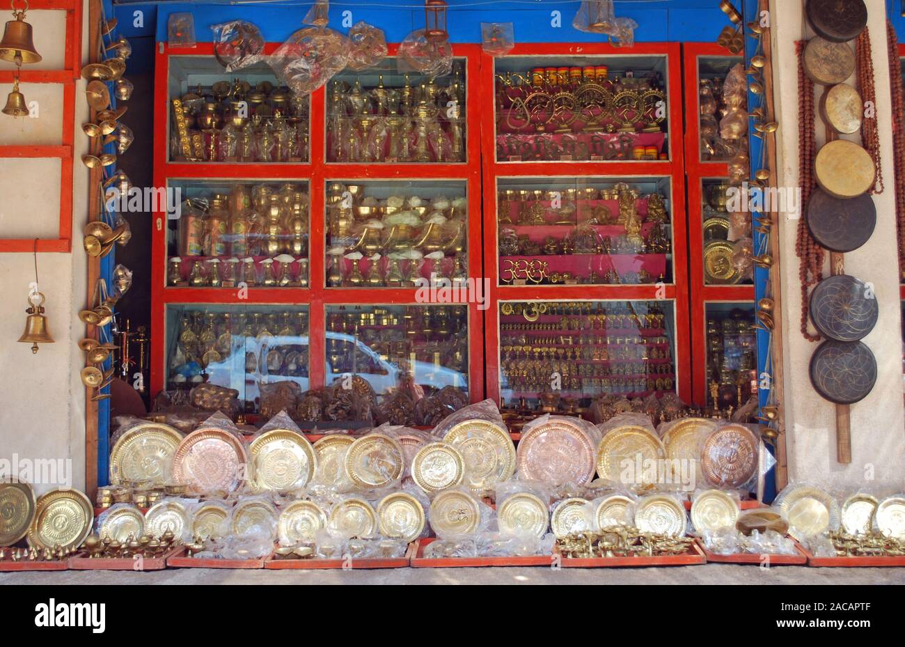 Souvenirs und Buddhistischen Tempel Zubehör aus Messing, Kota Baharu, Süd Indien, Asien Stockfoto