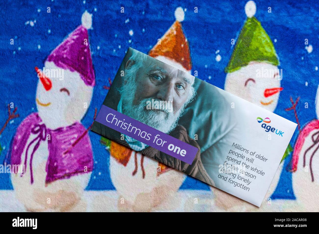 Post auf Weihnachten mat - Weihnachten für eine Mail von Alter UK, Millionen von älteren Menschen wird die ganze Weihnachtszeit verbringen, einsam und vergessen Stockfoto