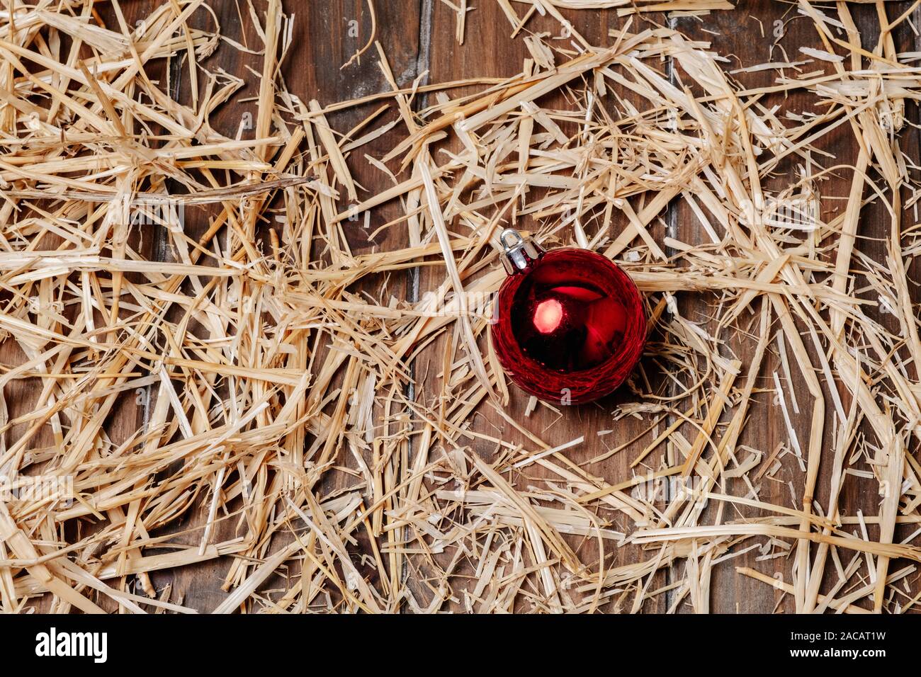 Weihnachten Hintergrund der Holzboden mit trockenem Stroh und Weihnachtskugeln Stockfoto