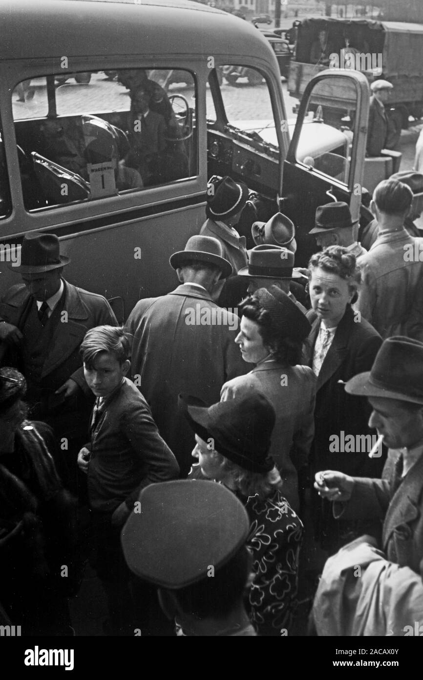 Wartende bei Omnibussen zur Leipziger Herbst Messe, Sachsen, Deutschland, 1948. Warten auf die Busse zur Leipziger Herbstmesse, Sachsen, Deutschland, 1948. Stockfoto