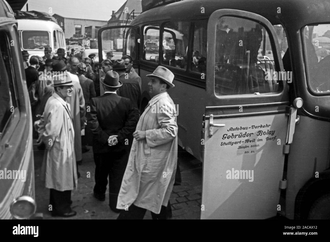 Wartende bei Omnibussen zur Leipziger Herbst Messe, Sachsen, Deutschland, 1948. Warten auf die Busse zur Leipziger Herbstmesse, Sachsen, Deutschland, 1948. Stockfoto